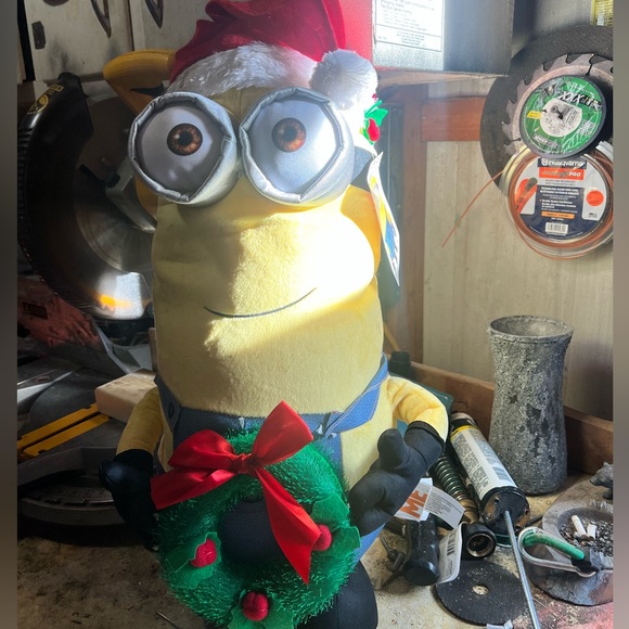 Despicable Me plush holiday greeter - Picture 2 of 4